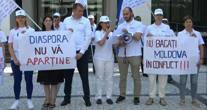 LIVE. Partidul PACE a organizat un protest in fata Ministerului Afacerilor Externe si Integrarii Europene LIVE. Partidul PACE a organizat un protest in fata Ministerului Afacerilor Externe si Integrarii Europene