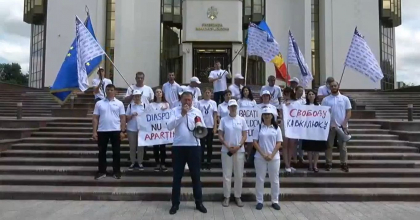 Membrii partidului PACE proteseaza in fata Presedintiei. Acestia cer ca institutia sa intervina in cazul retinerii lui Cavcaliuc - VIDEO Membrii partidului PACE proteseaza in fata Presedintiei. Acestia cer ca institutia sa intervina in cazul retinerii lui Cavcaliuc - VIDEO