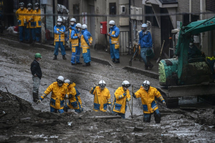 Imagini catastrofale in Japonia. Salvatorii au indepartat noroiul cu buldozerul pentru a cauta supravietuitori - FOTO