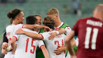 Nationala din Danemarca s-a calificat aseara in semifinale, dupa ce s-au impus la limita, scor 2 la 1, in fata adversarilor din Cehia 