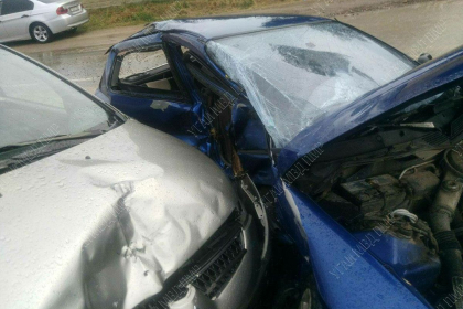Doua masini - facute zob, in urma unui accident in Transnistria. O femeie si fiica sa - transportate la spital - FOTO