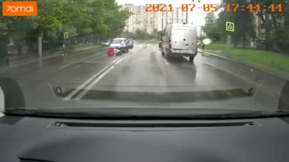 Un sofer a lovit cu masina doi pietoni pe strada Alba Iulia din capitala. Vezi momentul filmat de o camera de bord: "Esti chior?" - VIDEO
