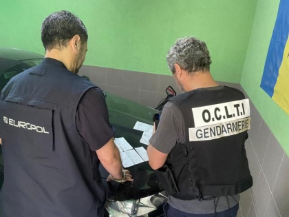 Opt moldoveni si un francez - arestati pentru frauda financiara de doua milioane de euro in Franta. Vezi pentru ce sunt invinuiti acestia Opt moldoveni si un francez - arestati pentru frauda financiara de doua milioane de euro in Franta. Vezi pentru ce sunt invinuiti acestia
