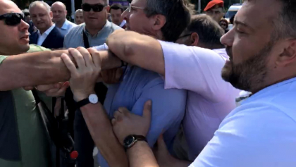 Dorin Chirtoaca explica de ce a sarit asupra lui Dodon si Voronin: „Politia taraste oamenii pe jos si calca in picioare tricolorul sfant” - FOTO Dorin Chirtoaca explica de ce a sarit asupra lui Dodon si Voronin: „Politia taraste oamenii pe jos si calca in picioare tricolorul sfant” - FOTO