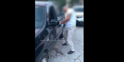 Un barbat de 60 de ani - prins beat la volan. Politia: „Abia de se tinea pe picioare” - VIDEO Un barbat de 60 de ani - prins beat la volan. Politia: „Abia de se tinea pe picioare” - VIDEO