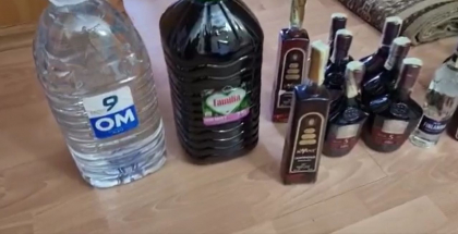 O femeie de 69 de ani - cercetata pentru o afacere cu alcool contrafacut. Ce fel de bauturi au fost gasite in gospodaria femeii - VIDEO O femeie de 69 de ani - cercetata pentru o afacere cu alcool contrafacut. Ce fel de bauturi au fost gasite in gospodaria femeii - VIDEO