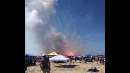 Un camion plin cu artificii a explodat pe o plaja unde sute de oameni sarbatoreau Ziua Independentei - VIDEO Un camion plin cu artificii a explodat pe o plaja unde sute de oameni sarbatoreau Ziua Independentei - VIDEO
