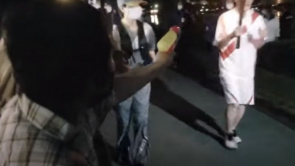 Femeie arestata in Japonia dupa ce a incercat sa stinga flacara olimpica cu un pistol cu apa - VIDEO Femeie arestata in Japonia dupa ce a incercat sa stinga flacara olimpica cu un pistol cu apa - VIDEO