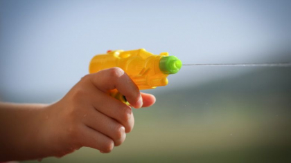 Barbat din SUA condamnat la inchisoare pe viata dupa ce a jefuit un fast-food cu un pistol cu apa, eliberat dupa 40 de ani
