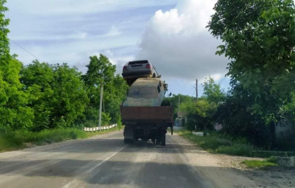 Imaginea zilei. Vezi cum sunt transportate: un ZIL si doua automobile uzate, pe o sosea din Calarasi  - FOTO