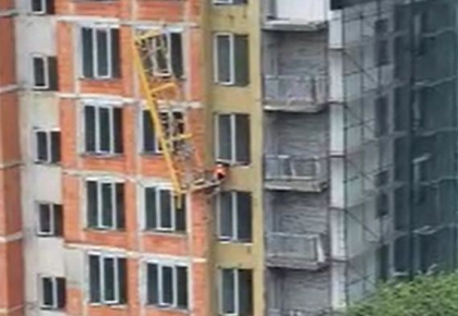 La un pas de o noua tragedie. Momentul in care un muncitor atarna pe schelele care stau sa cada pe un santier de constructie, iar apoi este tras pe geam de doi barbati - VIDEO 