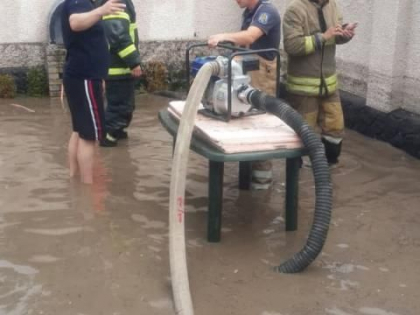 Copaci daramati si gospodarii inamolite in mai multe localitati din tara. Pompierii au intervenit pentru a pompa apa acumulata in urma ploilor puternice - VIDEO 