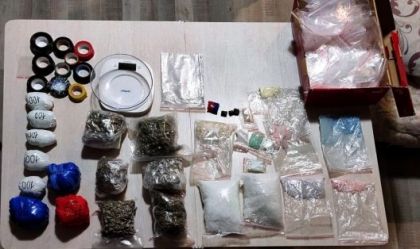 12 persoane - retinute pentru ca vindeau droguri pe retelele de socializare. Oamenii legii au confiscat droguri in valoare de sase milioane de lei - FOTO