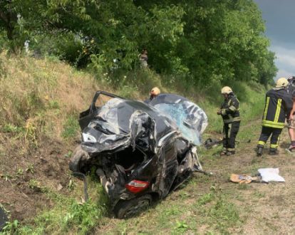 Doua persoane – transportate de urgenta la spital, dupa ce masina in care se aflau a ajuns intr-un sant in urma unui accident la Orhei - FOTO