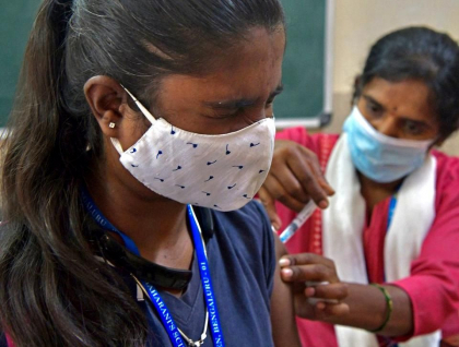 Mii de oameni au fost injectati cu apa si sare, in loc de vaccin anti-COVID, in India Mii de oameni au fost injectati cu apa si sare, in loc de vaccin anti-COVID, in India