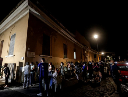 Vaccinare noaptea, cu jazz, cafea si croissant gratis, pentru oamenii fara adapost, in Italia
Vaccinare noaptea, cu jazz, cafea si croissant gratis, pentru oamenii fara adapost, in Italia