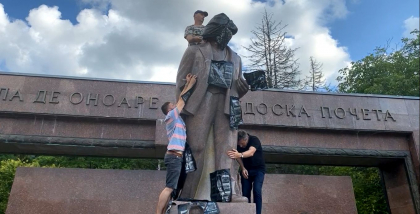 Monumentul lui Lenin de la Moldexpo - invelit cu sacose negre in semn de razbunare: "Jos kulioku" - VIDEO Monumentul lui Lenin de la Moldexpo - invelit cu sacose negre in semn de razbunare: "Jos kulioku" - VIDEO