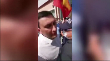 Momentul in care un socialist numeste tricolorul "carpa", iar un membru AUR a fost tarat pe jos: "Ia-ti carpa si pleaca de aici" - VIDEO