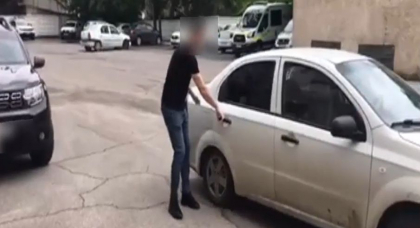 Un barbat de 38 de ani - retinut, dupa ce a furat un portmoneu cu 60 000 lei. Ce risca individul - VIDEO
Un barbat de 38 de ani - retinut, dupa ce a furat un portmoneu cu 60 000 lei. Ce risca individul - VIDEO