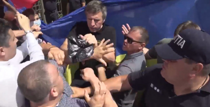 Momentul in care Dorin Chirtoaca primeste o palma zdravana din partea unui deputat PSRM: unionistului i-au sarit ochelarii - VIDEO