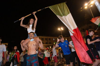 Cum au sarbatorit italienii calificarea Italiei in finala EURO 2020. Strazile din Roma si Milano s-au umplut de suporteri - GALERIE FOTO Cum au sarbatorit italienii calificarea Italiei in finala EURO 2020. Strazile din Roma si Milano s-au umplut de suporteri - GALERIE FOTO