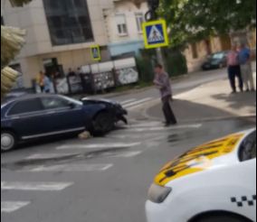 Doua automobile s-au izbit pe o strada din capitala - FOTO