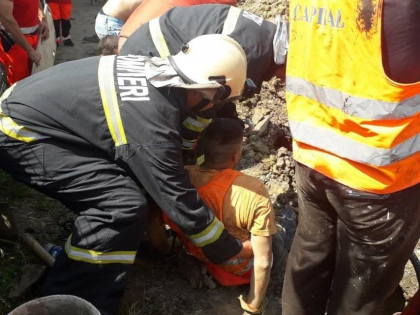 Un barbat a ajuns in stare grava la spital, dupa ce peste el s-a surpat un mal de pamant in timpul muncii. Salvatorii au intervenit - FOTO