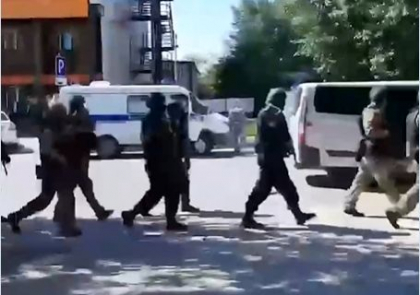 Un barbat a luat doi ostatici la o filiala Sberbank, in Tiumen, si a cerut 15 milioane de ruble Un barbat a luat doi ostatici la o filiala Sberbank, in Tiumen, si a cerut 15 milioane de ruble