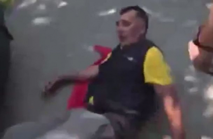 Imagini socante. Un membru AUR - tarat pe tricolor si calcat in picioare in fata sediului PSRM de mai multi tineri, care ar fi socialisti - VIDEO Imagini socante. Un membru AUR - tarat pe tricolor si calcat in picioare in fata sediului PSRM de mai multi tineri, care ar fi socialisti - VIDEO