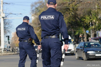 Soferul unui microbuz a ajuns la spital, dupa ce vehiculul s-a izbit cu un troleibuz, pe o strada din capitala Soferul unui microbuz a ajuns la spital, dupa ce vehiculul s-a izbit cu un troleibuz, pe o strada din capitala