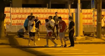 Un grup de tineri, care ar fi socialisti, si-au impartit pumni si picioare cu cativa trecatori in timp ce lipeau afise electorale. Momentul in care unul din ei este pus la pamant si lovit cu brutalitate – VIDEO Un grup de tineri, care ar fi socialisti, si-au impartit pumni si picioare cu cativa trecatori in timp ce lipeau afise electorale. Momentul in care unul din ei este pus la pamant si lovit cu brutalitate – VIDEO