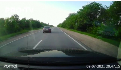 Momentul in care un automobil se deplaseaza haotic si e la un pas de a provoca o tragedie - VIDEO Momentul in care un automobil se deplaseaza haotic si e la un pas de a provoca o tragedie - VIDEO