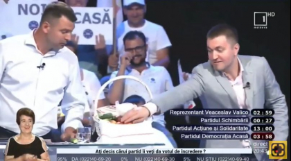 Costiuc si Platon, filmati cum mananca castraveti in timpul dezbaterilor: "-Se poate un castravete? - Am si branza da nu-ti dau ca-i scumpa" - VIDEO