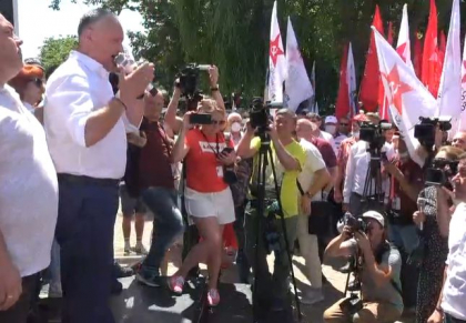 
Comunistii si Socialistii au protestat in fata CSJ, unde urmeaza sa fie luata o decizie privind sectiile de votare din stanga Nistrului: "L-am dat jos pe Plahotniuc, vom da jos si cotofana"