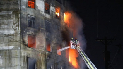 Cel putin 52 de morti in urma unui incendiu la o fabrica din Bangladesh. Muncitorii au sarit de la etaj pentru a se salva - GALERIE FOTO Cel putin 52 de morti in urma unui incendiu la o fabrica din Bangladesh. Muncitorii au sarit de la etaj pentru a se salva - GALERIE FOTO