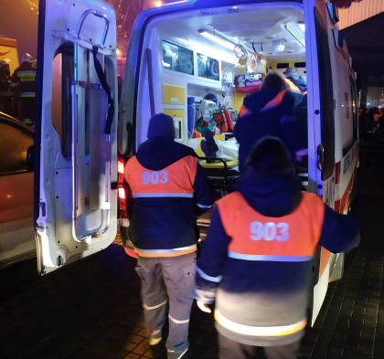 Un barbat de 42 de ani a murit la spital, dupa ce a vrut sa-si apere fiul batut de un grup de tineri. Unul dintre ei avea un pistol Un barbat de 42 de ani a murit la spital, dupa ce a vrut sa-si apere fiul batut de un grup de tineri. Unul dintre ei avea un pistol