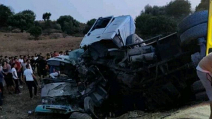 Cel putin 18 oameni care se intorceau dintr-o excursie au murit dupa ce un camion a intrat intr-un autocar in Algeria