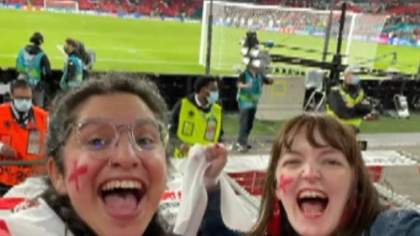 Jurnalista din Marea Britanie concediata dupa ce si-a mintit seful ca e bolnava ca sa mearga la un meci. Imaginile care au dat-o de gol
Jurnalista din Marea Britanie concediata dupa ce si-a mintit seful ca e bolnava ca sa mearga la un meci. Imaginile care au dat-o de gol