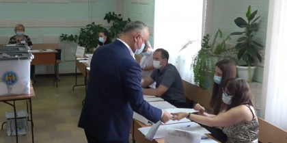 Igor Dodon a venit la sectia de votare impreuna cu fiul sau, care pentru prima oara si-a exercitat dreptul de vot - VIDEO
Igor Dodon a venit la sectia de votare impreuna cu fiul sau, care pentru prima oara si-a exercitat dreptul de vot - VIDEO