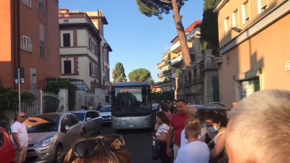 Mai multi moldoveni care au venit sa voteze la Roma - cat pe ce sa fie loviti de un autocar: "Uitati-va in ce conditii noi votam. Nu este corect" - VIDEO