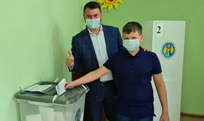 Candidatul partidului Democratia Acasa, Vasile Costiuc a mers la vot impreuna cu familia sa - VIDEO Candidatul partidului Democratia Acasa, Vasile Costiuc a mers la vot impreuna cu familia sa - VIDEO