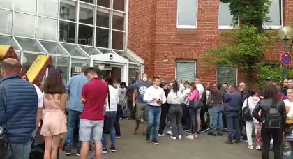 Coada imensa la sectia de votare din Dusseldorf. Alegatorii isi asteapta randul pentru ca sa voteze - VIDEO Coada imensa la sectia de votare din Dusseldorf. Alegatorii isi asteapta randul pentru ca sa voteze - VIDEO