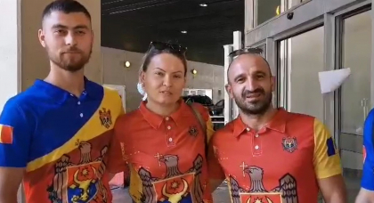 Cu lacrimi si emotii moldovenii din diaspora spun pentru ce au venit sa voteze: "Am votat pentru viitorul copiilor si nepotilor" - VIDEO Cu lacrimi si emotii moldovenii din diaspora spun pentru ce au venit sa voteze: "Am votat pentru viitorul copiilor si nepotilor" - VIDEO