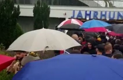 Imagini emotionante. Imnul de stat, cantat la sectiile de vot din Frankfurt. Moldovenii stau la cozi, in ploaie, pentru a putea vota - VIDEO