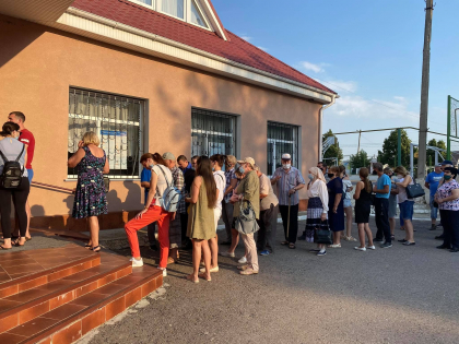 Dis-de-dimineata s-au format cozi imense la sectia de votare de la Varnita - GALERIE FOTO