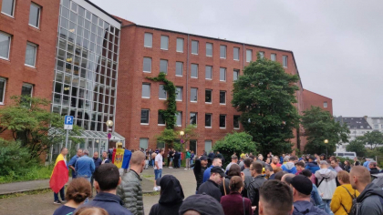 La alegeri pe ritmuri de muzica. Cativa tineri au venit la sectia de votare din Dusseldorf cu o boxa din care a rasunat o melodie patriotica - VIDEO