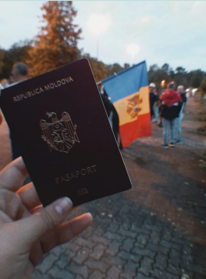 Atmosfera de sarbatoare la sectia de votare din Frankfurt. Moldovenii au votat pe ritmul muzicii populare - VIDEO Atmosfera de sarbatoare la sectia de votare din Frankfurt. Moldovenii au votat pe ritmul muzicii populare - VIDEO