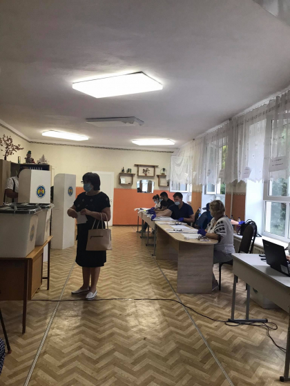Au profitat de prima ora la care se poate vota si au mers sa-si aleaga deputatii care vor ocupa fotoliile in urmatorul parlament - GALERIE FOTO Au profitat de prima ora la care se poate vota si au mers sa-si aleaga deputatii care vor ocupa fotoliile in urmatorul parlament - GALERIE FOTO