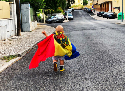 Moment emotionant la Lisabona. Un copil alearga cu drapelul Republicii Moldova in spate - FOTO