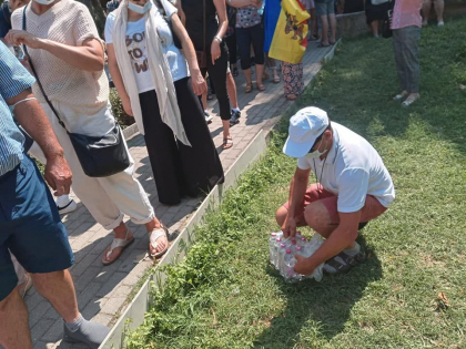 Voluntarii unei asociatii din Italia au instalat corturi si le-au oferit apa gratis alegatorilor care au venit la sectia de votare din Venetia - FOTO Voluntarii unei asociatii din Italia au instalat corturi si le-au oferit apa gratis alegatorilor care au venit la sectia de votare din Venetia - FOTO